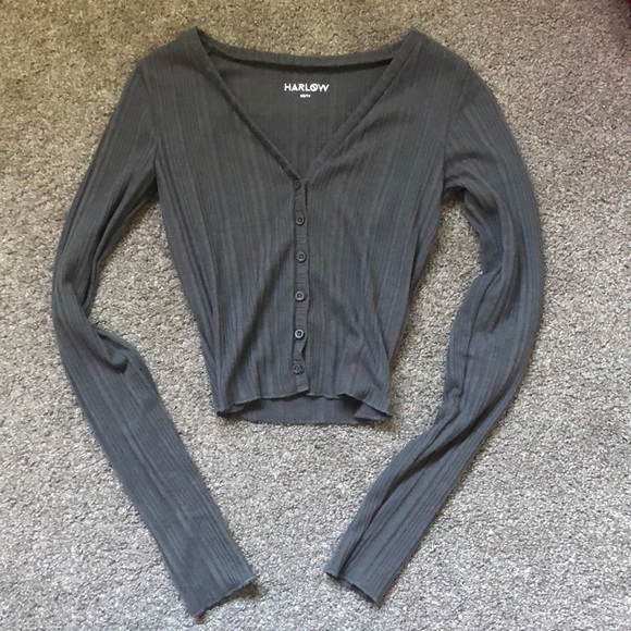 Form fitted grey long sleeve , kinda cropped style (depending on torso length) - Picture 1 of 2